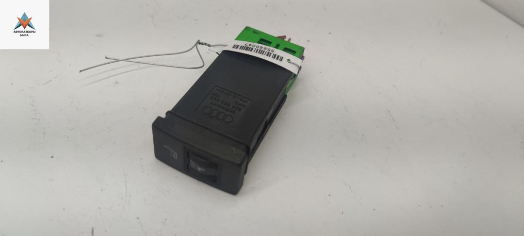 кнопка обогрева сидений Audi A4 B5 1996, 1.8 л., бензин, МКПП, серый, универсал, 8D0963563 - фото №1