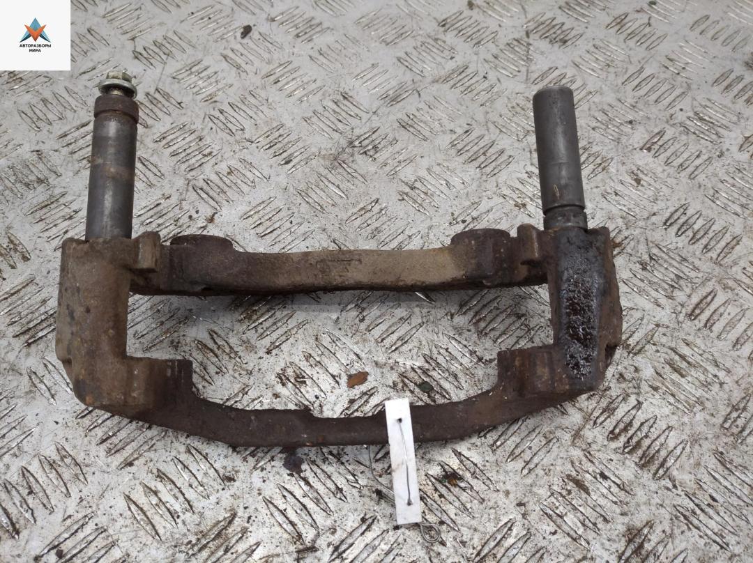 скоба суппорта Volkswagen Crafter 1 поколение 2006, 2.5 л., дизель, МКПП, белый, микроавтобус - фото №1