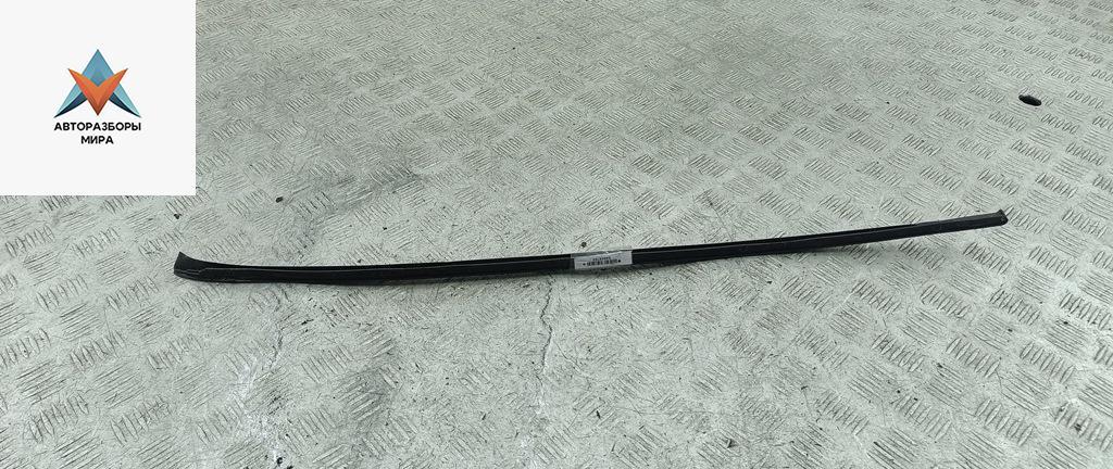 молдинг лобового стекла Volkswagen Passat B6 2006, 2.0 л., дизель, МКПП, синий, универсал - фото №1