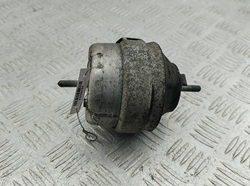 подушка крепления двигателя Volkswagen Passat B5 1997, 1.8 л., бензин, МКПП, синий, универсал, 8D0199379J