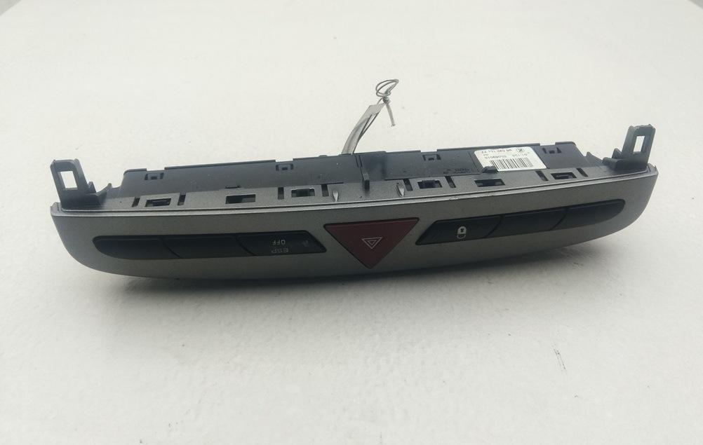 кнопка аварийной сигнализации Peugeot 308 T7 2011, 1.4 л., бензин, МКПП, серый, универсал, 9659215177