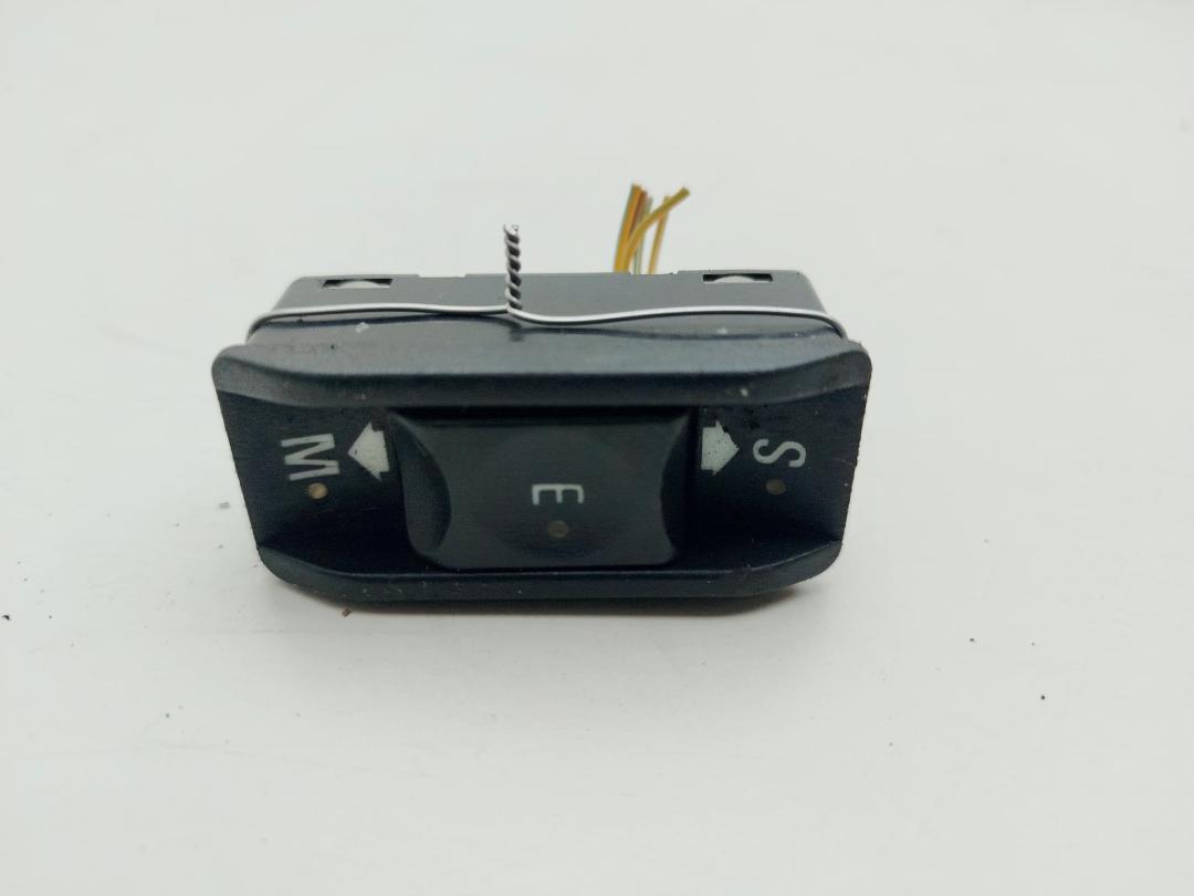 кнопка (выключатель) BMW 3 E36 1999, 1.9 л., бензин, АКПП, серый, хетчбэк 3 дв., 1387034