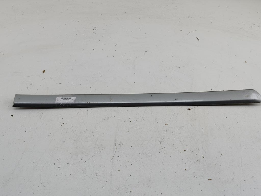 молдинг двери задней правой Audi A4 B6 2001, 2.0 л., бензин, МКПП, серый, универсал, 8E0853964 - фото №1