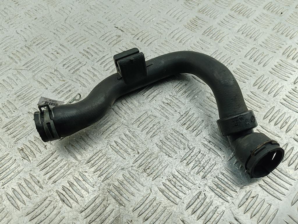патрубок радиатора Volkswagen Passat B5+ (GP) 2004, 2.0 л., дизель, 8D0121101AD