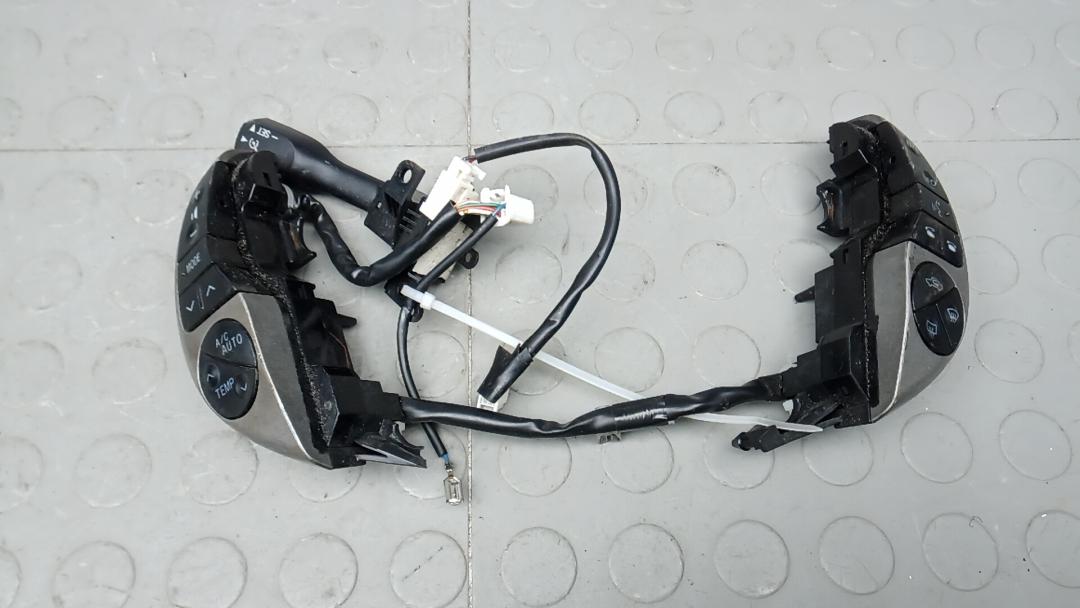 кнопки управления на руле Toyota Prius 2 поколение 2006, 1.5 л., бензин, АКПП, хетчбэк 5 дв. - фото №1