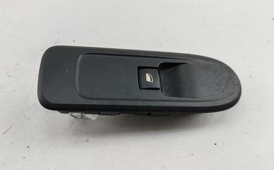 кнопка стеклоподъемника переднего правого Peugeot 308 T7 2009, 1.6 л., бензин, МКПП, белый, хетчбэк 5 дв., 96565184
