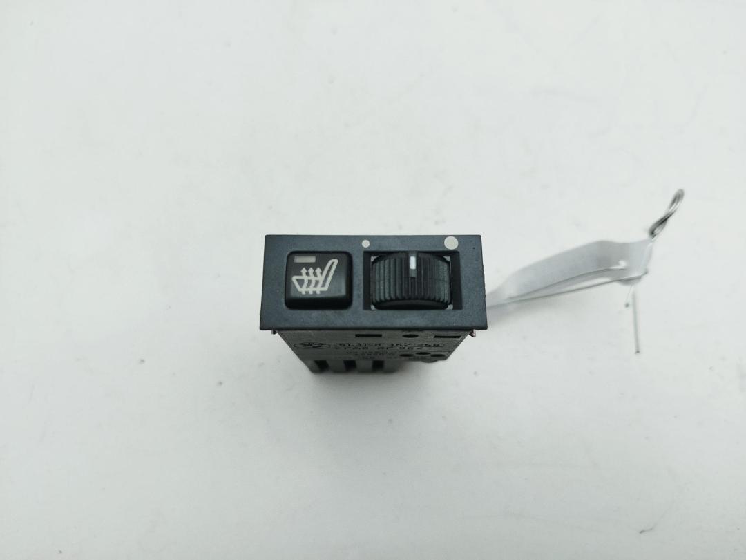 кнопка обогрева сидений BMW 5 E39 1998, 2.5 л., бензин, АКПП, серый, седан, 8352259