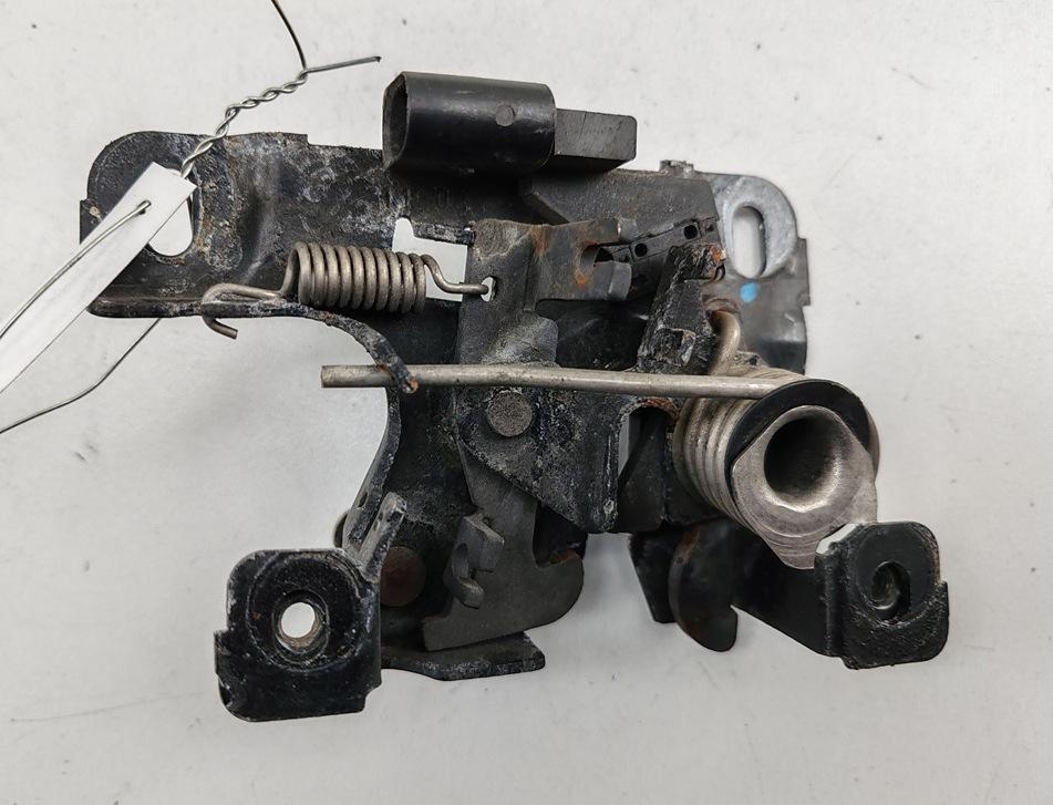 замок капота Audi A4 B5 1996, 1.8 л., бензин, АКПП, синий, седан, 8D0823509L