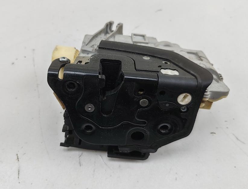 замок двери передней правой Volkswagen Passat B6 2006, 2.0 л., дизель, МКПП, синий, универсал, 3C1837016A