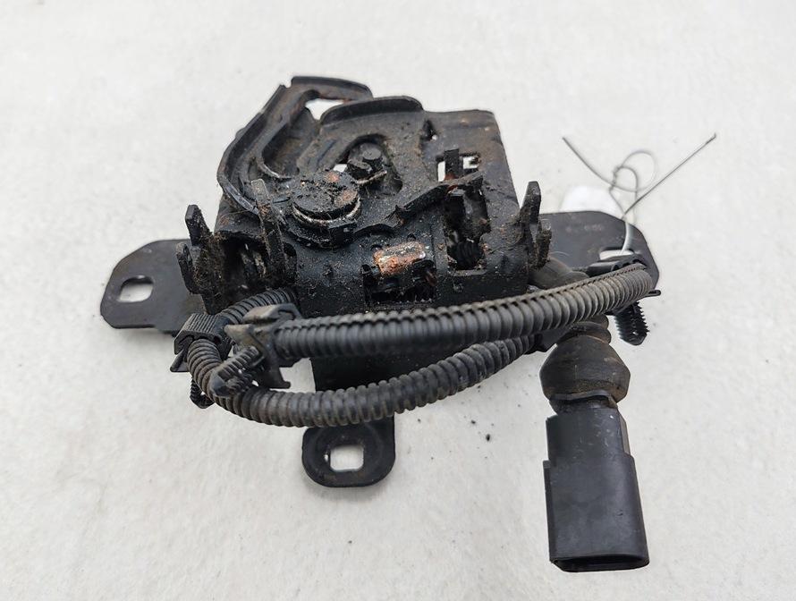 замок капота Volkswagen Golf-4 2000, 2.0 л., бензин, АКПП, серый, универсал, 1J0823509C