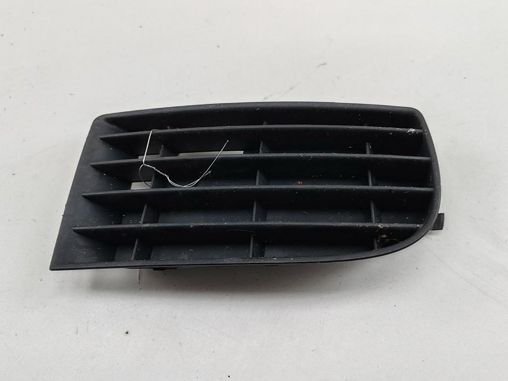 заглушка (решетка) в бампер Volkswagen Golf 5 поколение 2004, 1.4 л., бензин, МКПП, синий, хетчбэк 5 дв., 1K0853666 - фото №1