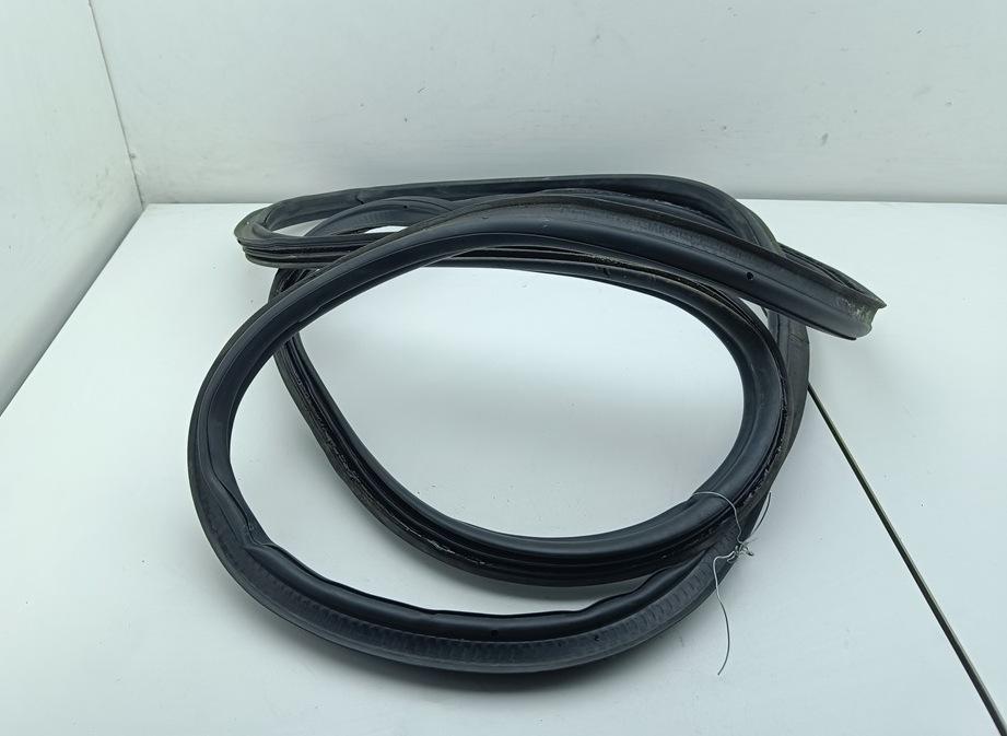 Уплотнитель крышки (двери) багажника Volkswagen Passat B6 2006, 2.0 л., дизель, МКПП, синий, универсал - фото №1