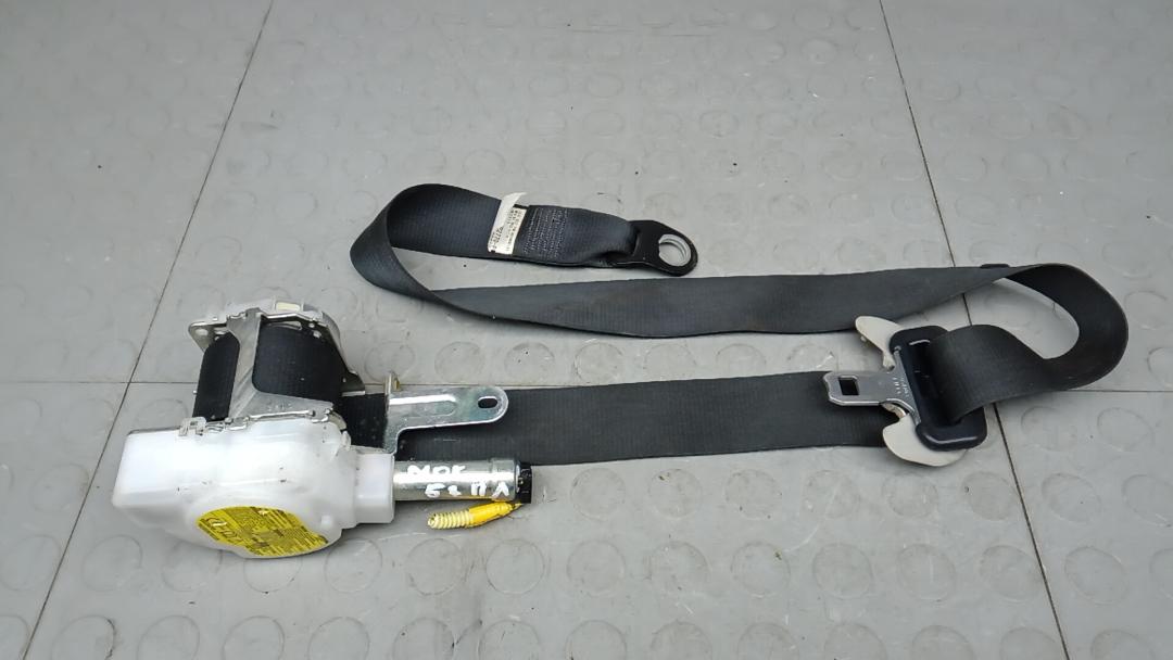 ремень безопасности Toyota Auris 2 поколение 2014, 1.4 л., дизель, МКПП, универсал, 7322002450C2, 7323002550C0 - фото №1