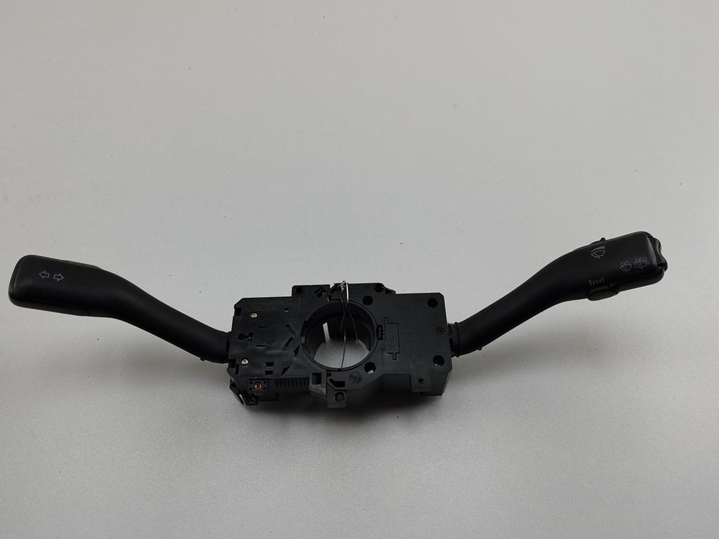 переключатель подрулевой Audi A6 4B/C5 1998, 2.5 л., дизель, МКПП, красный, универсал, 8L0953513G - фото №1