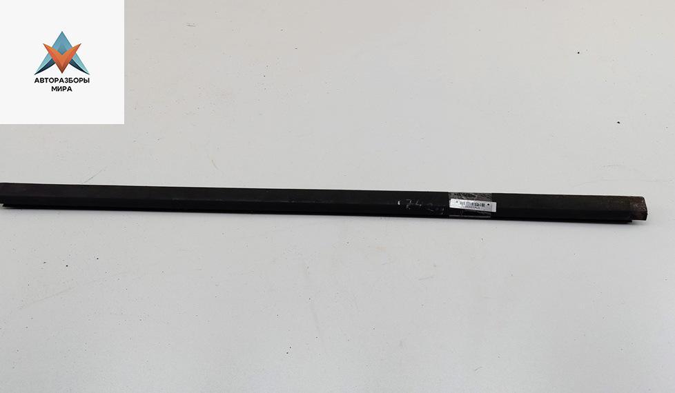 Молдинг стекла двери наружный Ford Fiesta 5 поколение 2002, 1.4 л., бензин, МКПП, синий, хетчбэк 5 дв., SW12685 - фото №1