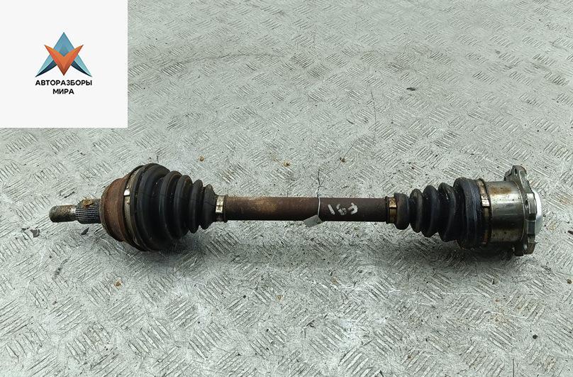 полуось передняя левая (приводной вал, ШРУС) Volkswagen Golf 4 поколение 2000, 2.0 л., бензин, АКПП, серый, универсал - фото №1