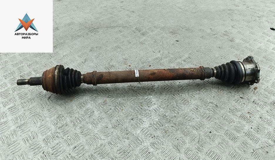 полуось передняя правая (приводной вал, ШРУС) Volkswagen Golf 4 поколение 2000, 2.0 л., бензин, АКПП, серый, универсал - фото №1