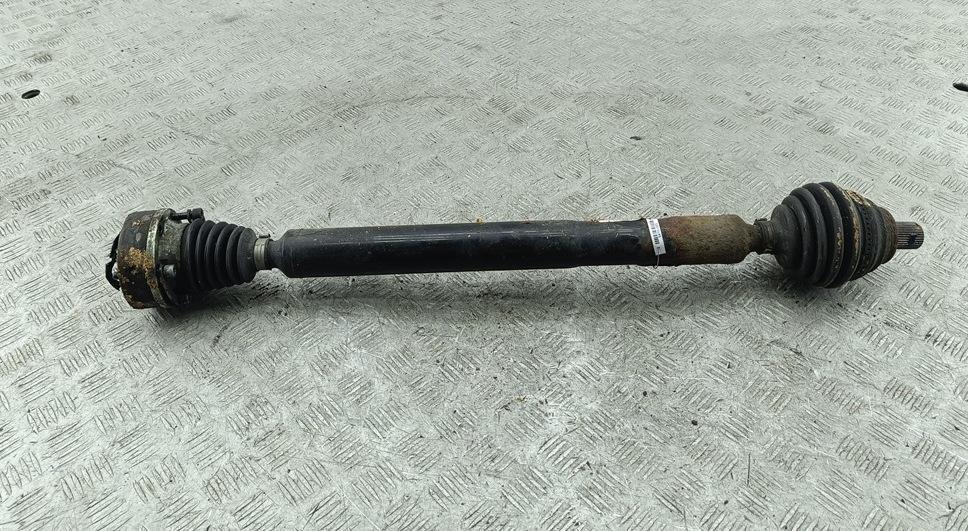 полуось передняя правая (приводной вал, ШРУС) Volkswagen Passat B6 2009, 1.4 л., бензин, МКПП, чёрный, универсал - фото №1