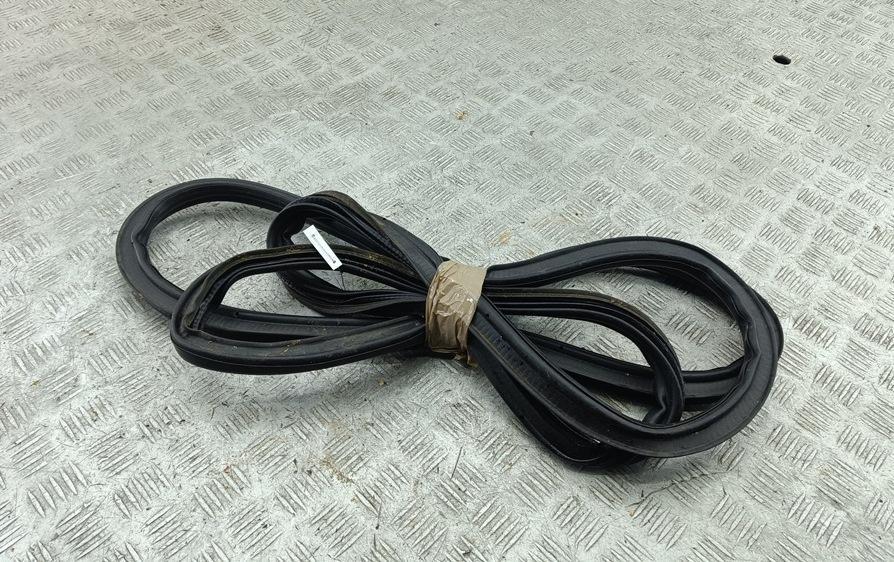 Уплотнитель крышки (двери) багажника Volkswagen Passat B6 2009, 1.4 л., бензин, МКПП, чёрный, универсал
