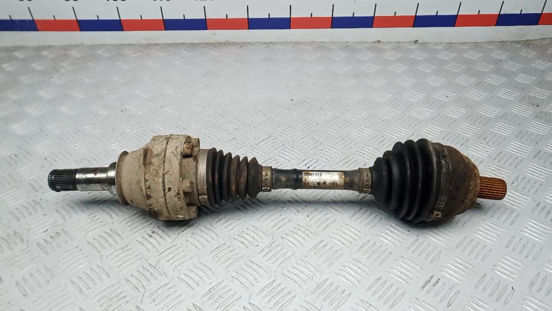 полуось передняя левая (приводной вал, ШРУС) Volkswagen Amarok 1 поколение 2013, 2.0 л., BiTDI, дизель, МКПП, пикап, 2H0407271D - фото №1
