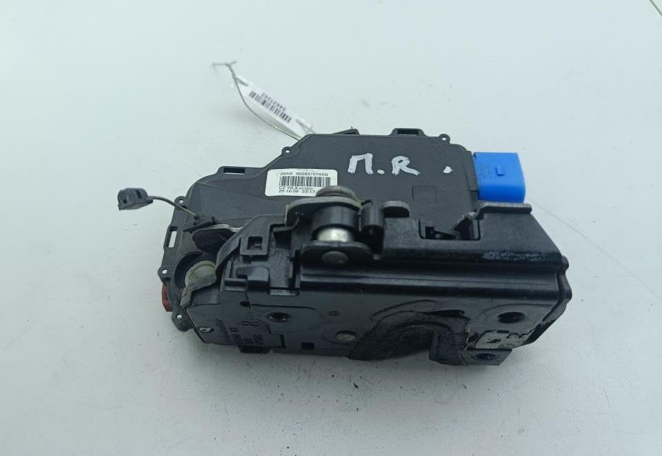 замок двери передней правой Skoda Fabia mk2 (5J) 2009, 1.2 л., бензин, МКПП, серый, хетчбэк 5 дв., 3B2837016AB