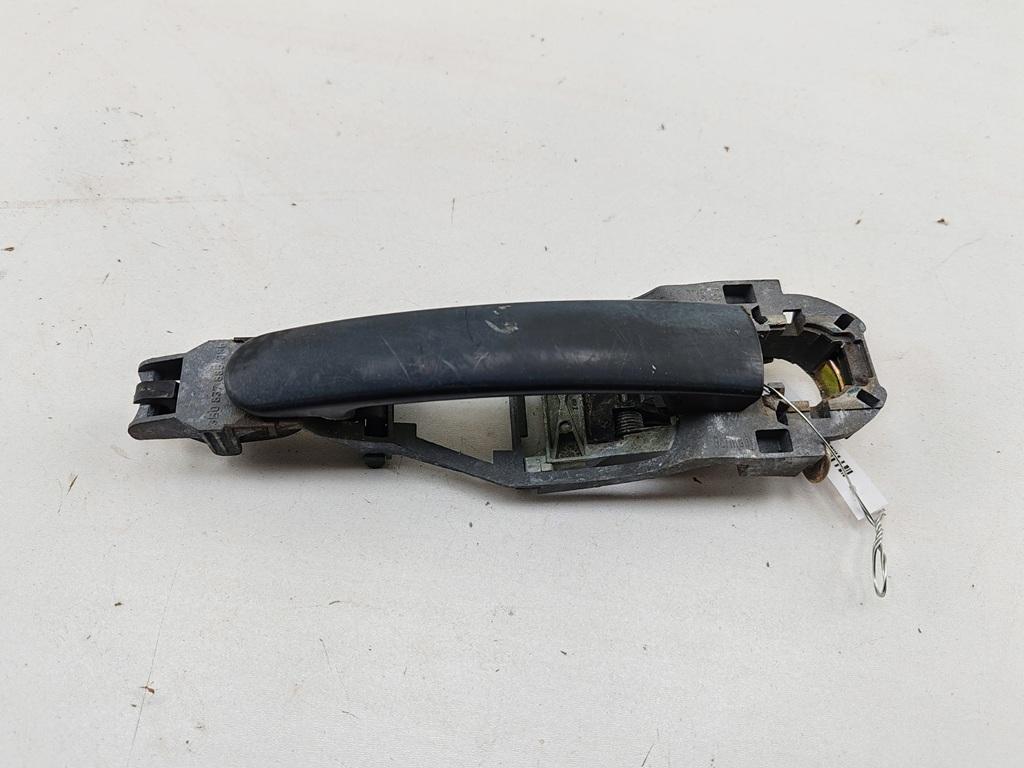 ручка наружная передняя левая Volkswagen Golf 4 поколение 1999, 1.6 л., бензин, МКПП, синий, хетчбэк 5 дв., 3B0837885 - фото №1