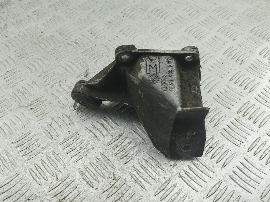 кронштейн КПП Audi A6 4A/C4 1996, 2.5 л., дизель, МКПП, красный, универсал, 4A0399114N - фото №1