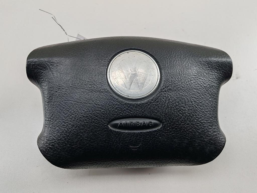подушка безопасности водителя Volkswagen Golf-4 1998, 1.4 л., бензин, МКПП, серый, хетчбэк 5 дв., 3B0880201M