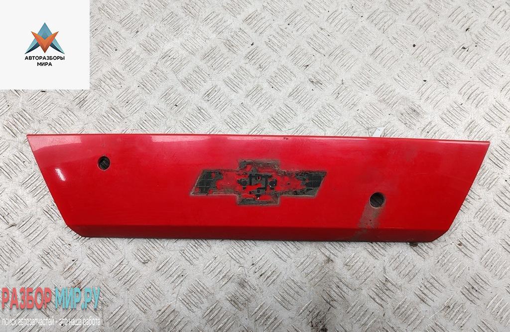 накладка подсветки номера Chevrolet Spark M300 2010, 1.2 л., бензин, МКПП, красный, хетчбэк 5 дв., 95956287 - фото №1