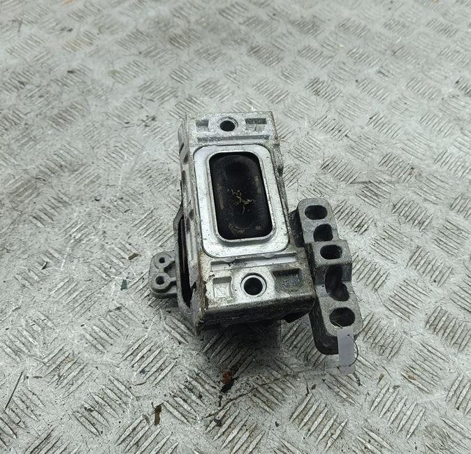 подушка крепления двигателя Volkswagen Bora 2003, 2.0 л., бензин, МКПП, серый, седан