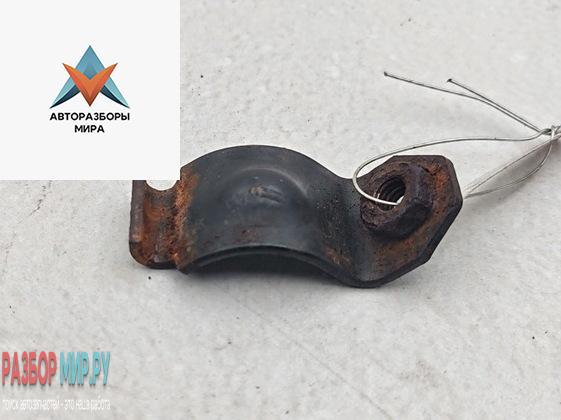 крепление стабилизатора / втулки стабилизатора Volkswagen Passat B4 1995, 1.6 л., бензин, МКПП, синий, универсал - фото №1