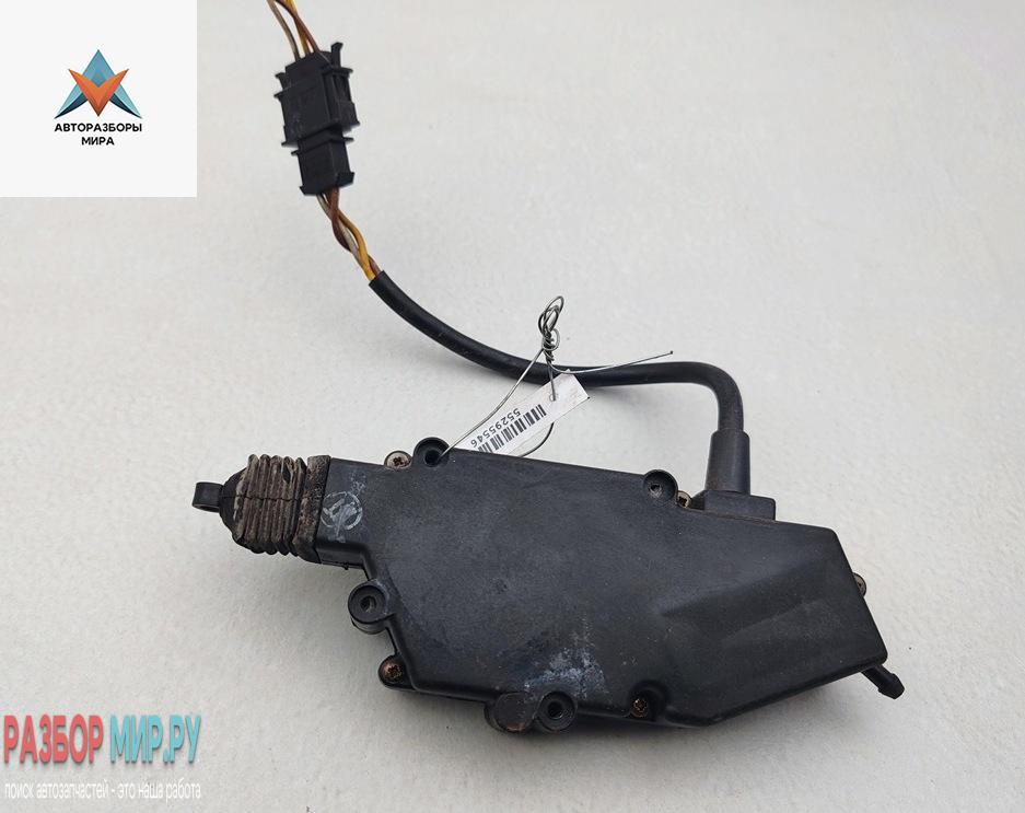 активатор замка багажника Volkswagen Transporter T4 1992, 2.4 л., дизель, МКПП, красный, микроавтобус, 701959783B - фото №1