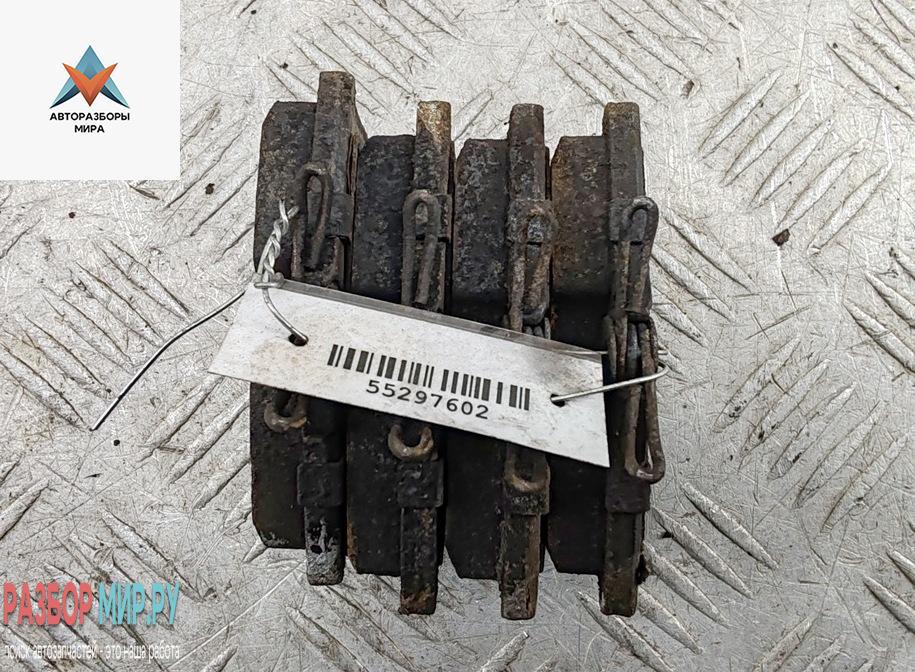 Колодки тормозные задние SEAT Leon 2 поколение 2006, 1.6 л., бензин, МКПП, красный, хетчбэк 5 дв. - фото №1