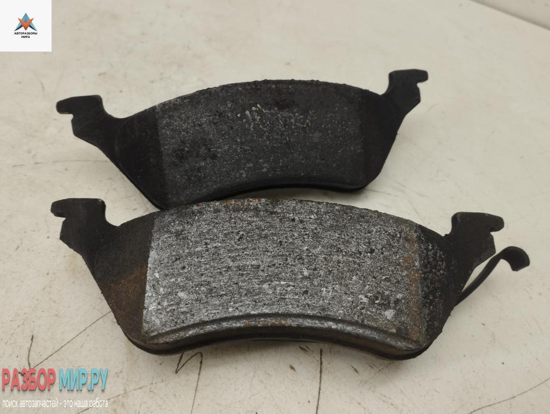 Колодки тормозные задние Chrysler Voyager 5 поколение 2007, 2.8 л., дизель, АКПП, серый, минивэн - фото №1