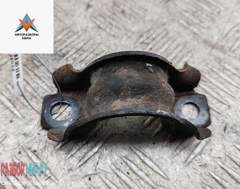 Крепление втулки стабилизатора заднего Renault Koleos 1 поколение 2008, 2.5 л., бензин, МКПП, серый, внедорожник 5 дв. - фото №1