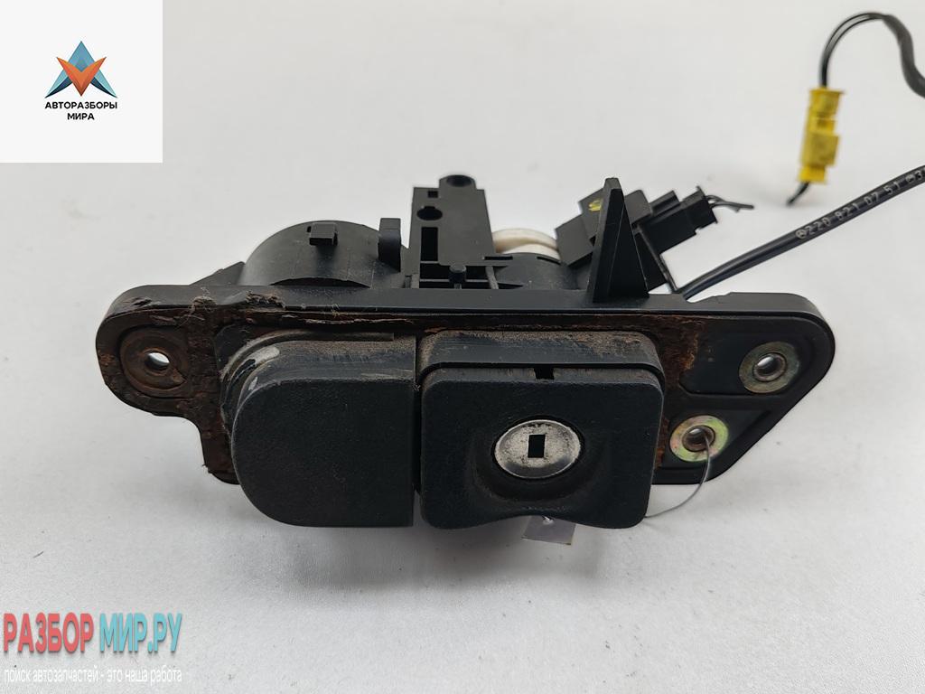 кнопка открытия багажника Mercedes-Benz S-Класс W220 2001, 4.0 л., дизель, АКПП, серый, седан - фото №1