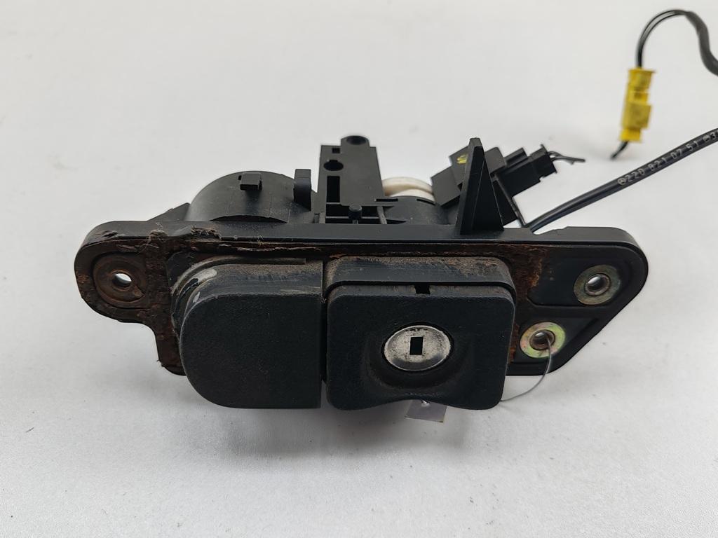 кнопка открытия багажника Mercedes-Benz S-Class W220 2001, 4.0 л., дизель, АКПП, серый, седан