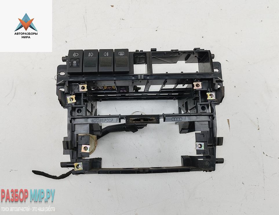 рамка под магнитолу Audi A4 B5 1996, 1.8 л., бензин, МКПП, синий, седан, 8D0857007 - фото №1