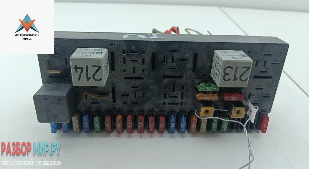 блок предохранителей Audi 80 8A/B3 1989, 1.8 л., бензин, МКПП, серый, седан, 443941822A - фото №1