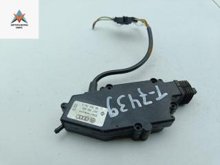 активатор замка багажника Volkswagen Transporter T4 1993, 2.4 л., дизель, МКПП, красный, микроавтобус, 701959783B