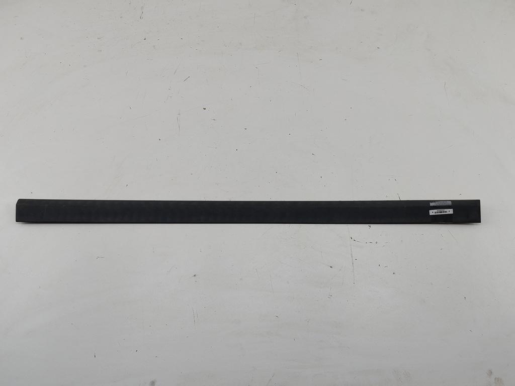 молдинг двери передней правой Volvo S60 1 поколение 2002, 2.4 л., дизель, МКПП, чёрный, седан, 09151912 - фото №1