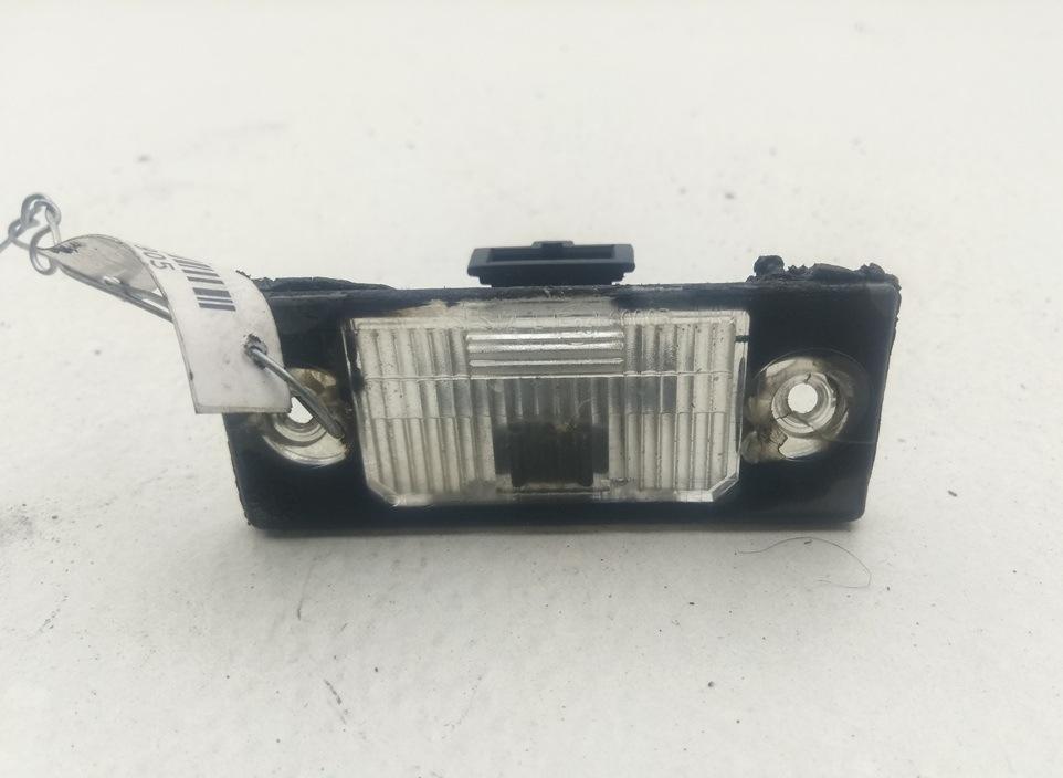 подсветка номера Volkswagen Golf 4 поколение 1999, 1.6 л., бензин, МКПП, синий, универсал, 1J5943021 - фото №1