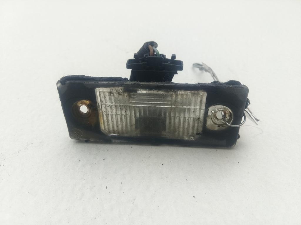 подсветка номера Volkswagen Golf 4 поколение 1999, 1.6 л., бензин, МКПП, синий, универсал, 1J5943021 - фото №1