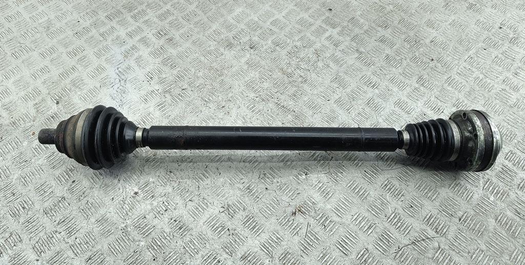 полуось передняя правая (приводной вал, ШРУС) Volkswagen Passat B6 2005, 2.0 л., дизель, МКПП, серый, универсал - фото №1