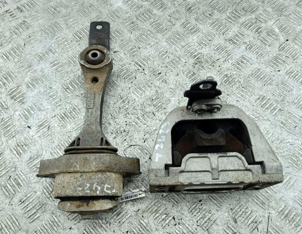 подушка крепления двигателя Volkswagen Golf-4 2002, 1.6 л., бензин, МКПП, синий, хетчбэк 5 дв.