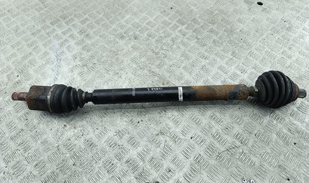 полуось передняя правая (приводной вал, ШРУС) Volkswagen Passat B6 2006, 1.6 л., бензин, АКПП, чёрный, универсал