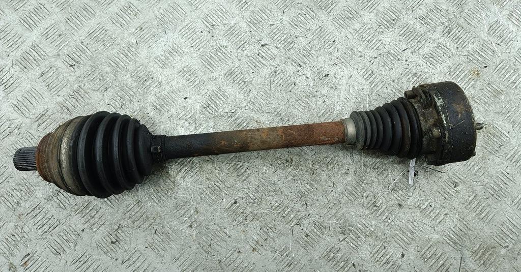 полуось передняя левая (приводной вал, ШРУС) Volkswagen Passat B6 2006, 2.0 л., бензин, МКПП, синий, универсал