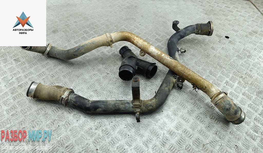 патрубок интеркулера Volkswagen Touareg 1 поколение 2006, 3.0 л., дизель, АКПП, серый, внедорожник 5 дв. - фото №1