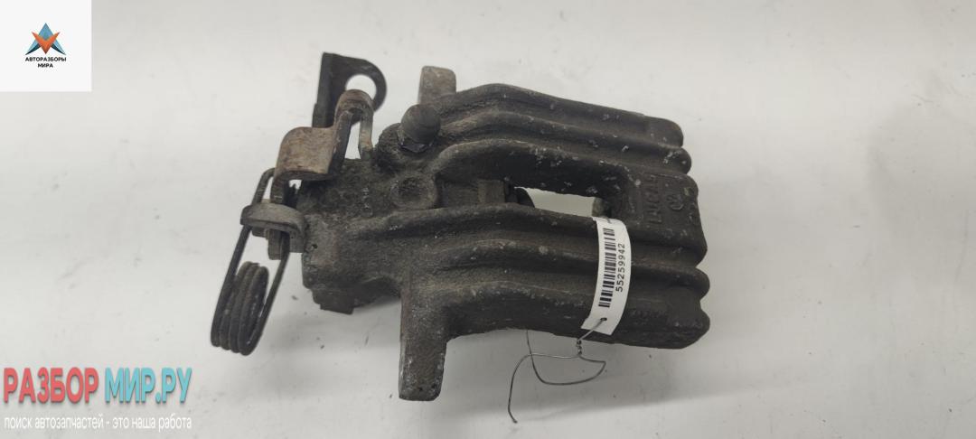 суппорт задний правый Audi A4 B5 1995, 1.8 л., бензин, АКПП, красный, седан - фото №1