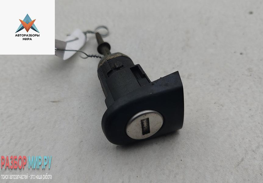 личинка дверного замка Volkswagen Golf 4 поколение 2000, 2.0 л., бензин, АКПП, серый, универсал, 1U0837168 - фото №1